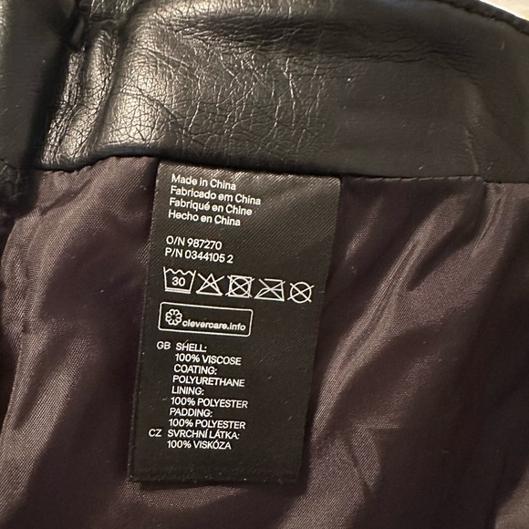 H&M Gorgeous textured faux leather mini skirt. Perfect paired with bodysuit. - Picture 3 of 6